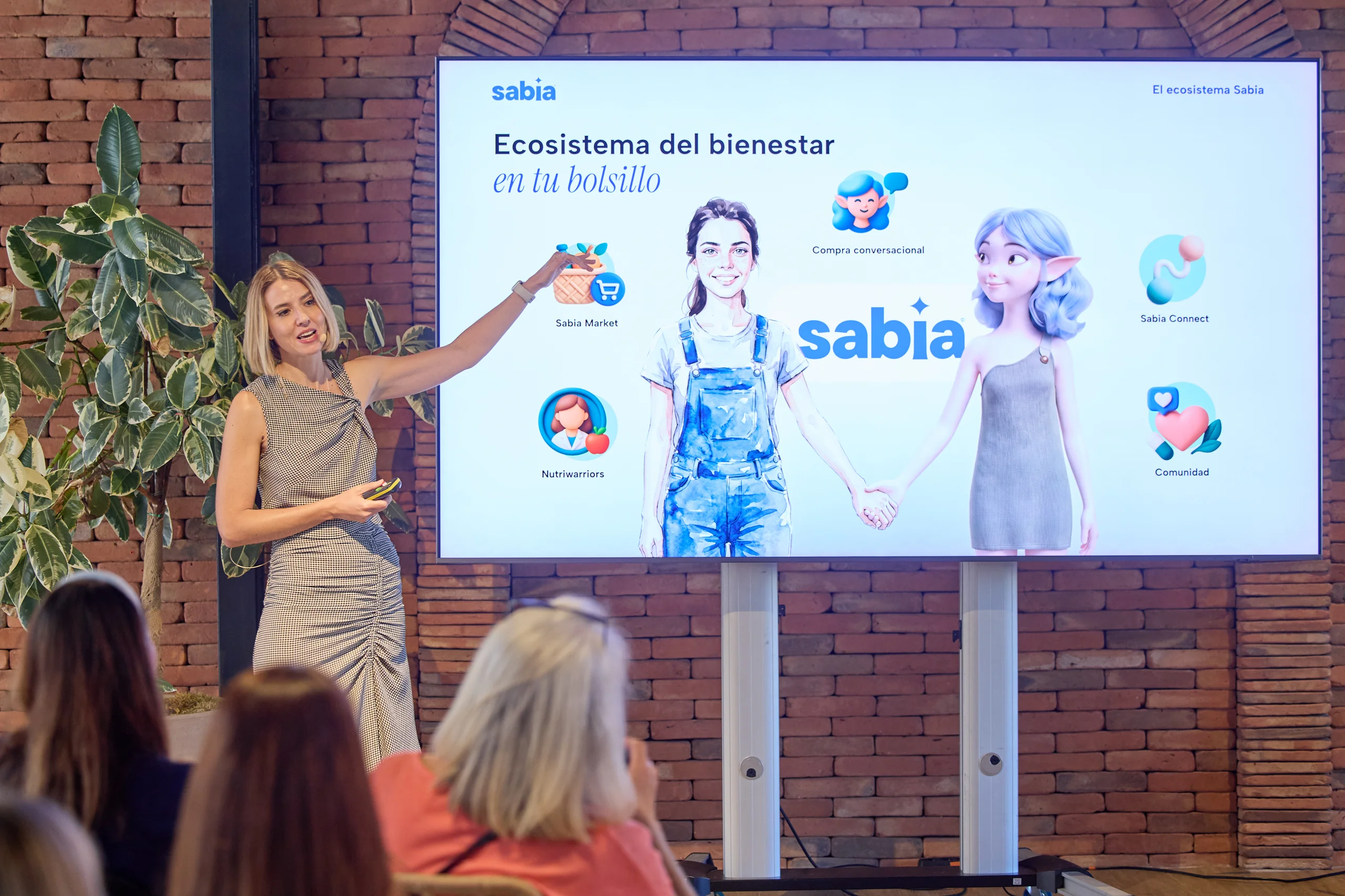 Marta junto a Sabia en la pantalla del 9J